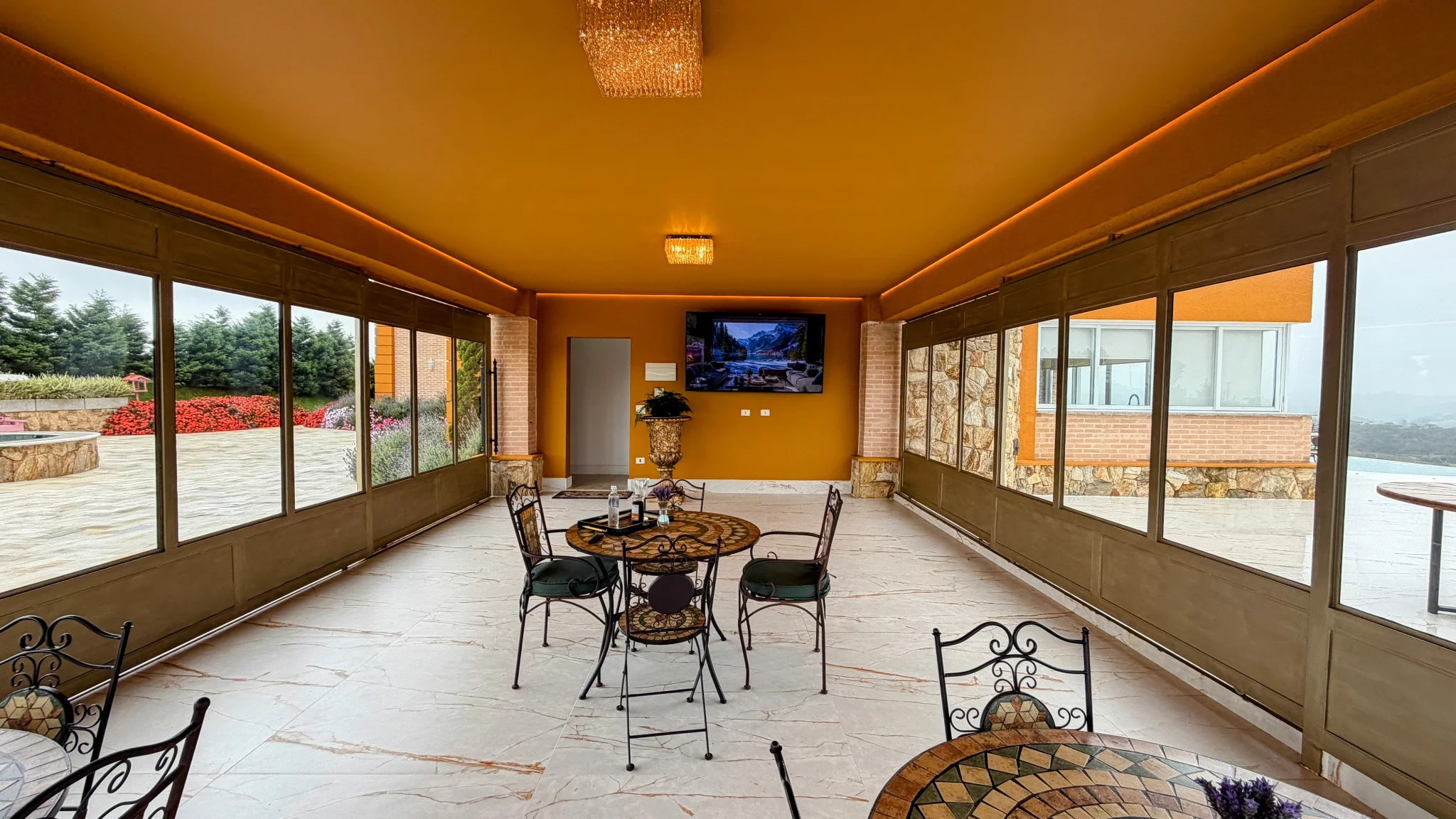 Casa à venda com 4 suítes no  Condomínio Iporanga em Campos do Jordão/SP. 