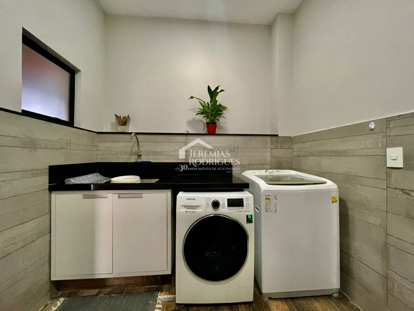 Casa à venda com 3 dormitórios no Condomínio Village da Serra em Tremembé/SP.