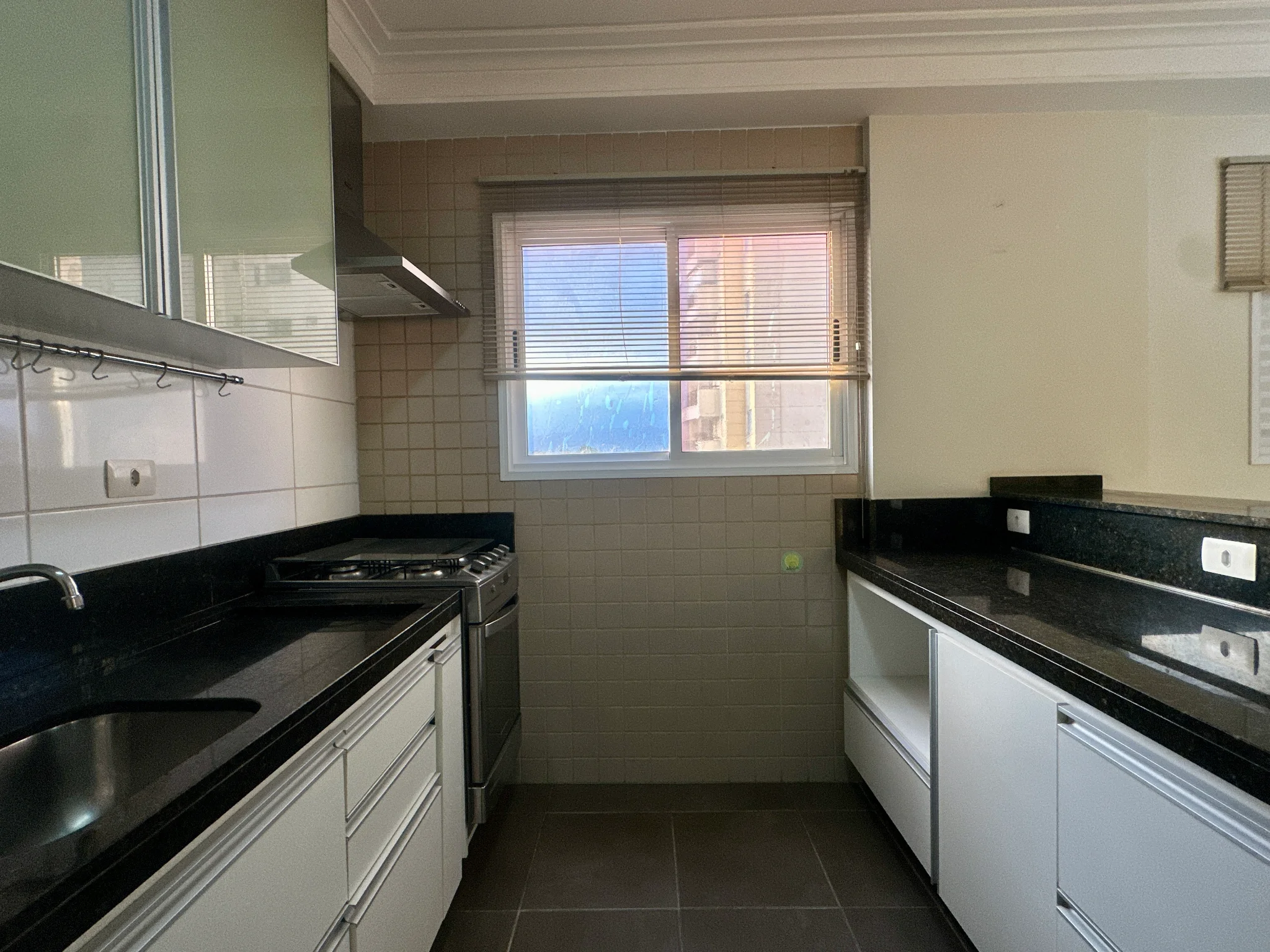 Apartamento mobiliado para venda e locação, 263 m² no Edifício Placere em Taubaté/SP.