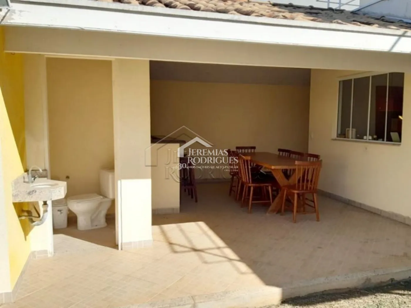 Casa à venda com 3 dormitórios no Condomínio Jatobá em Tremembé/SP.