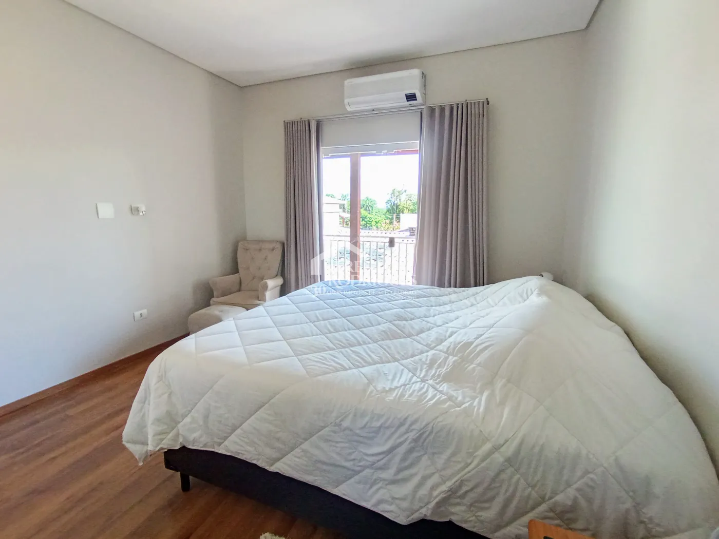 Casa à venda com 3 suítes no Condomínio Reserva dos Lagos em Pindamonhangaba/SP.