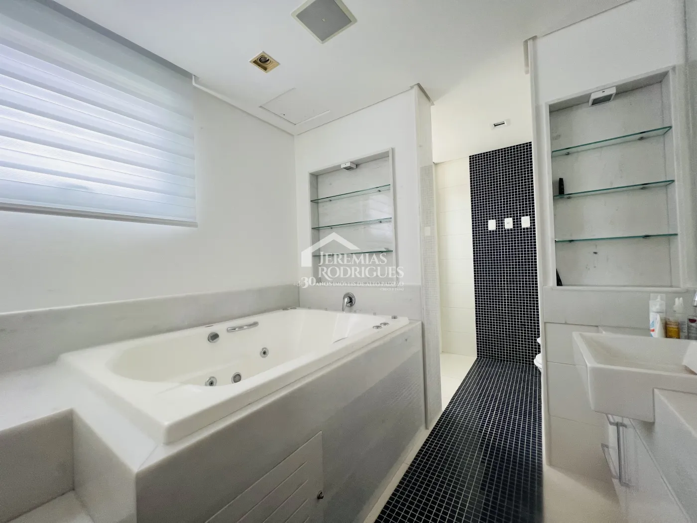 Apartamento à venda com 3 suítes no Edifício Des Arts em Taubaté/SP.