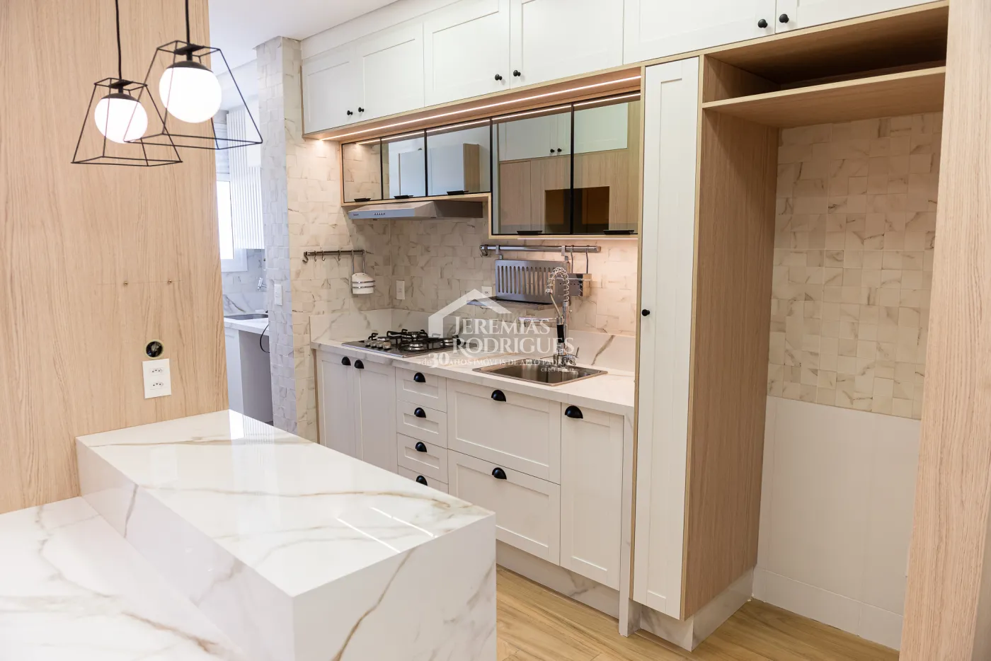 Apartamento à venda com 3 dormitórios, 98 m² no Edifício Bauhaus em Pindamonhangaba/SP.