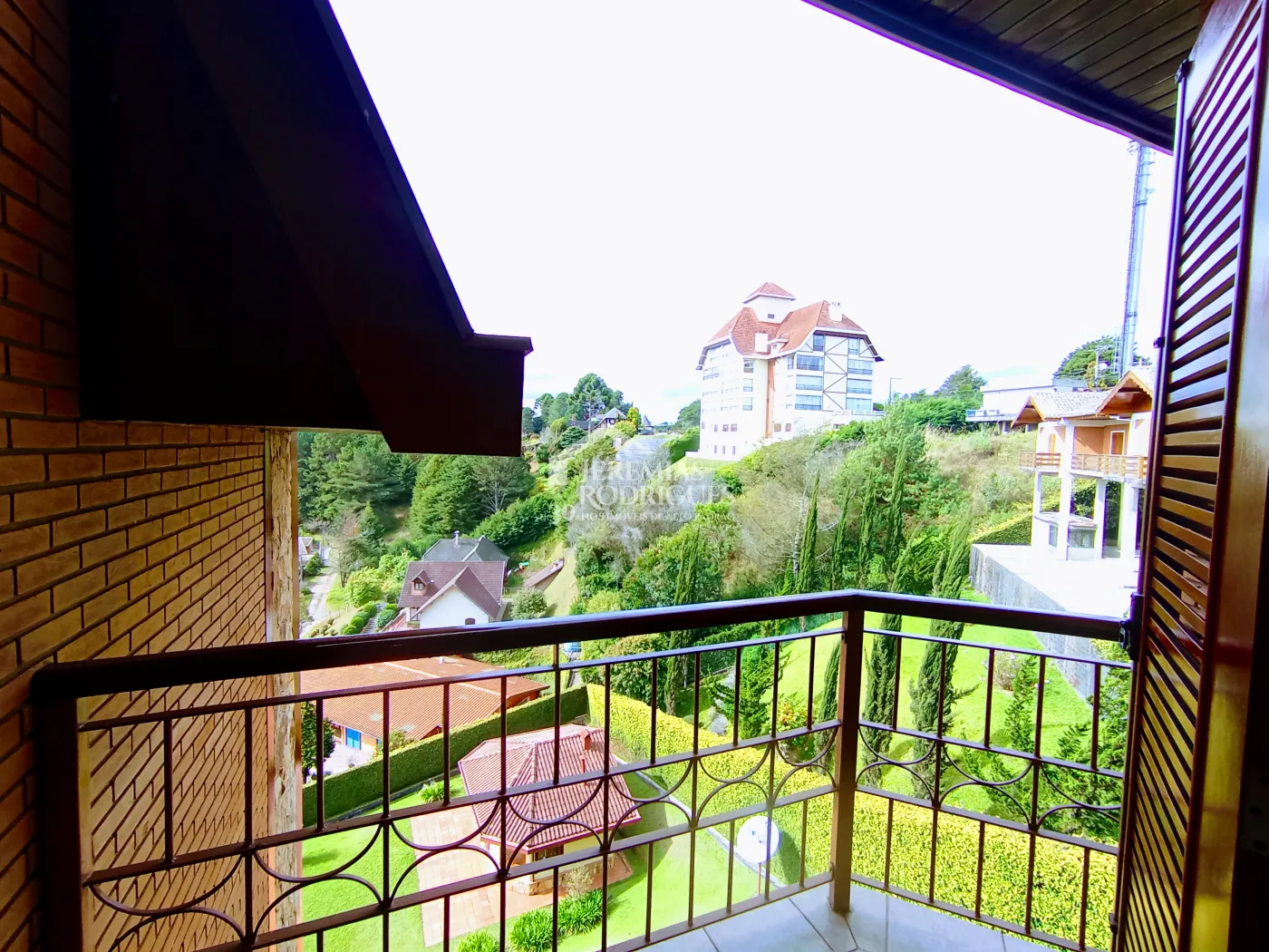 Apartamento para venda com 4 dormitórios no Edifício Solar Bela Vista em Campos do Jordão/SP