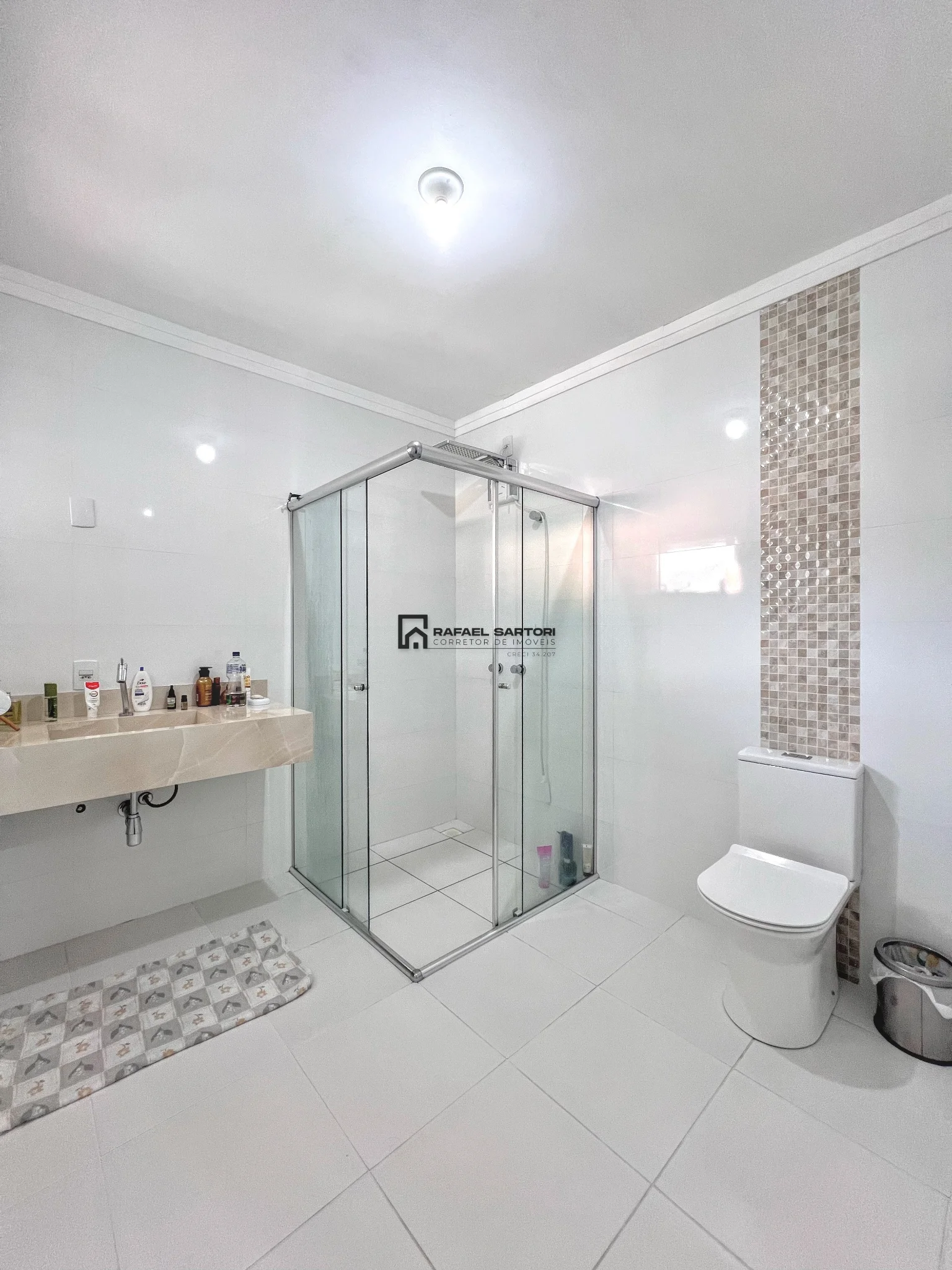 CASA EM MEIO LOTE NO CENTRO