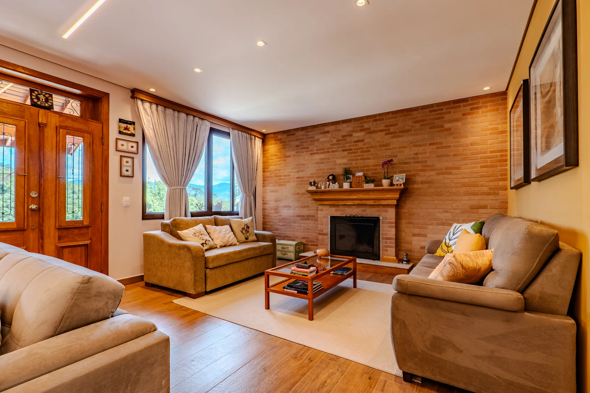 Casa à venda com 3 suítes no Condomínio Parque da Mantiqueira em Santo Antônio do Pinhal/SP. 