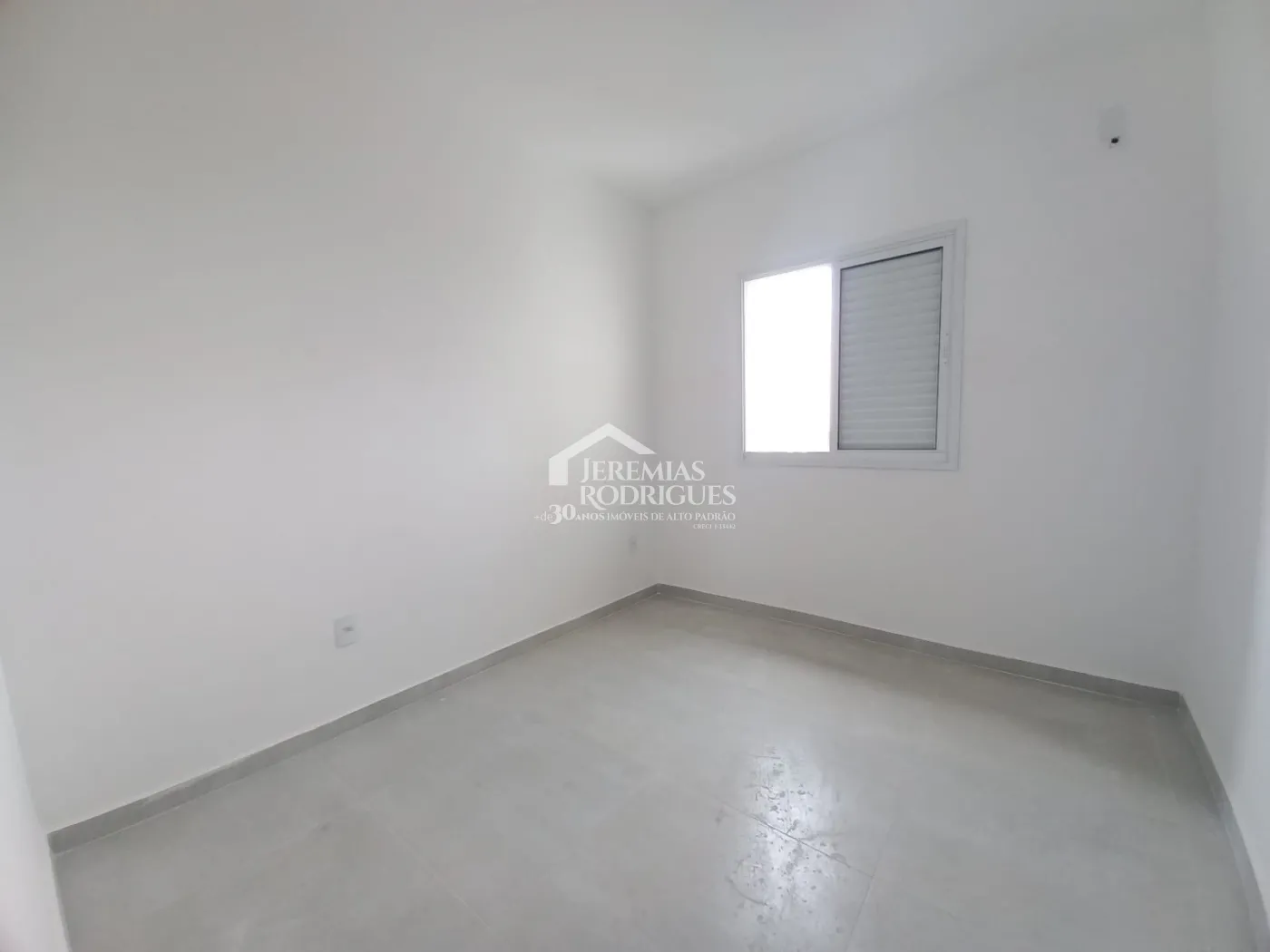 Apartamentos para venda e locação com 2 ou 3 dormitórios, 82 m² no Edifício Santiago em Pindamonhangaba/SP.