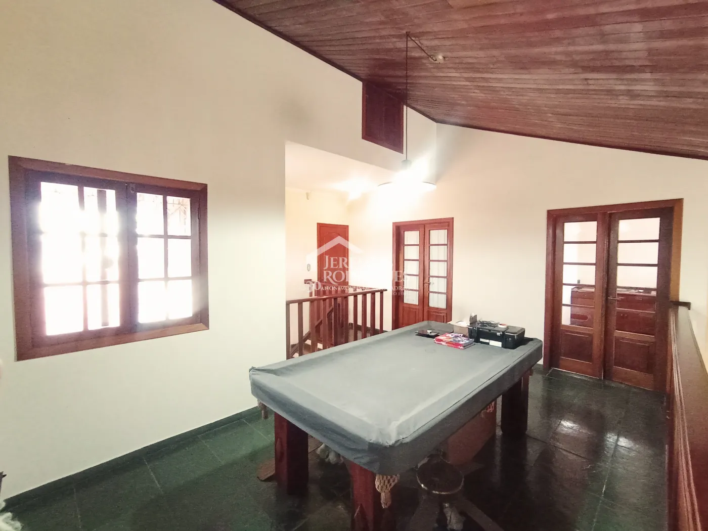 Casa para venda e locação com 3 suítes no bairro Parque das Flores em Taubaté/SP.