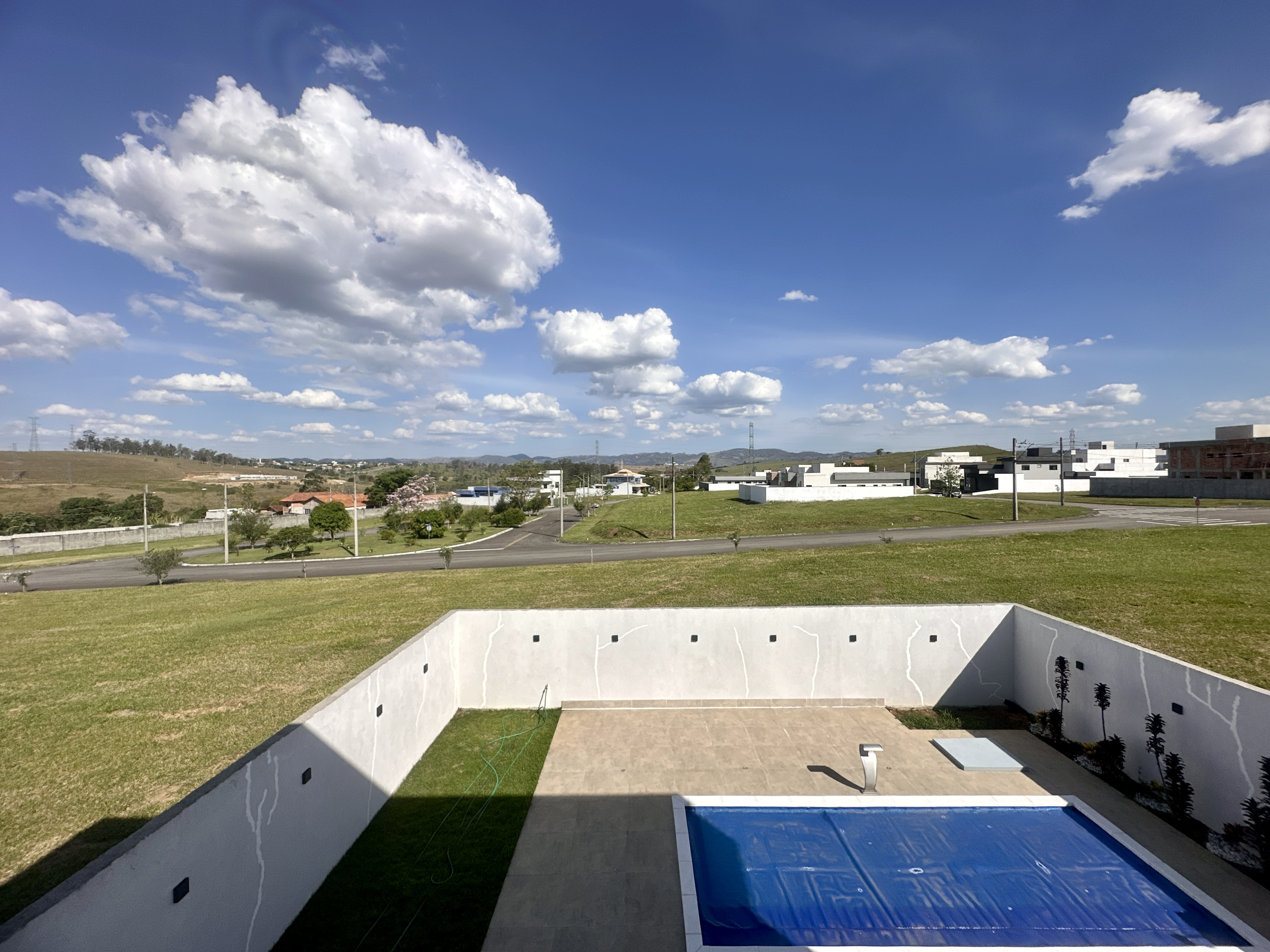 Casa à venda com 4 dormitórios no Condomínio Bella Vitta em Caçapava/SP.