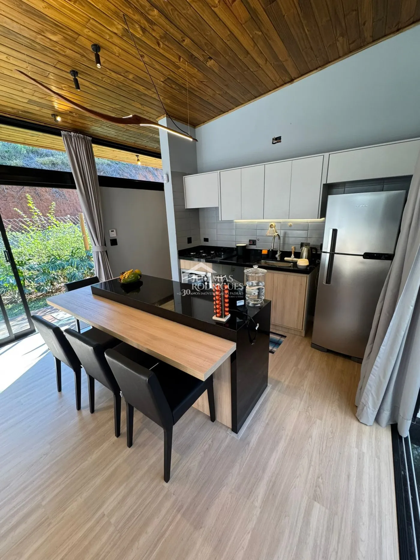 Casa à venda com 2 dormitórios no Condomínio Villagio Santa Cruz em Santo Antônio do Pinhal/SP.
