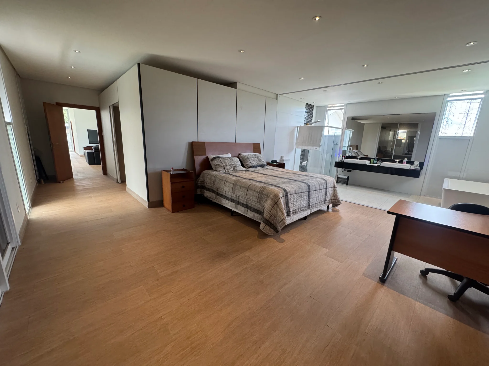 Casa à venda com 4 suítes no Condomínio Colonial Village I em Pindamonhangaba/SP. 