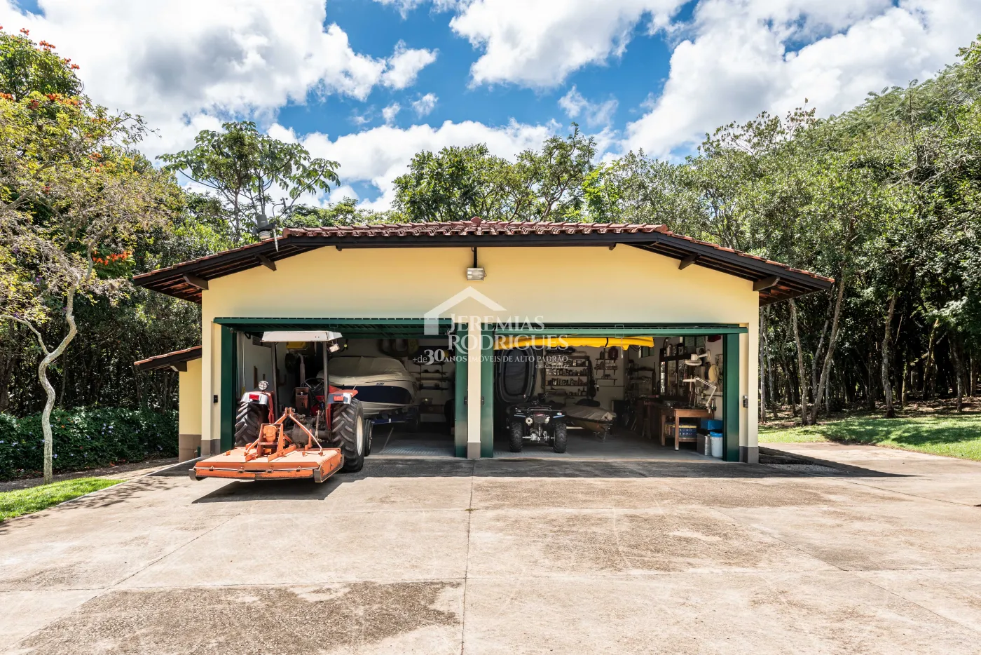 Sitio com 9 suítes, 2.600 m² - Piracaia/SP.