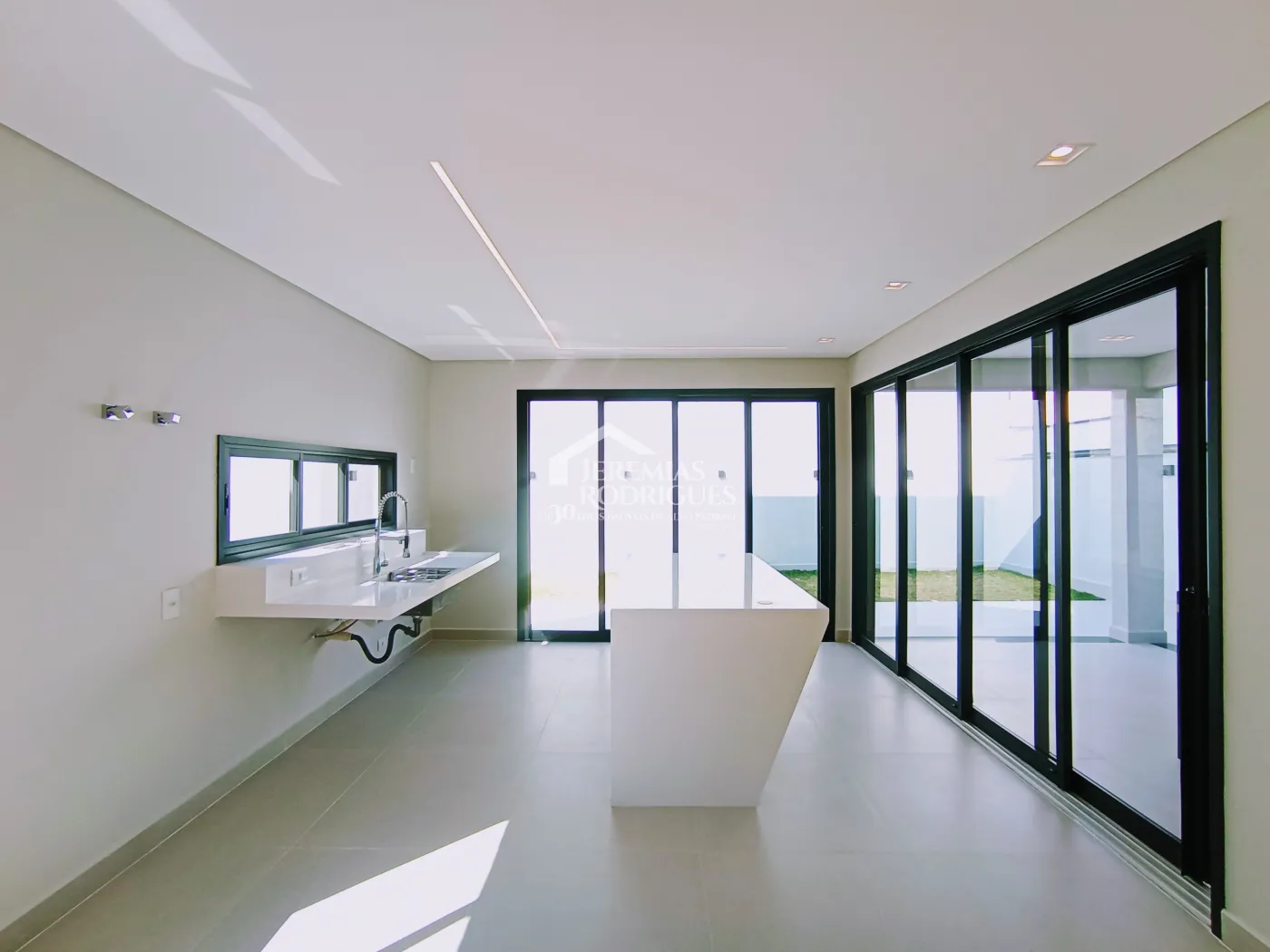 Casa à venda com 3 dormitórios no Condomínio Malibu em Caçapava/SP.