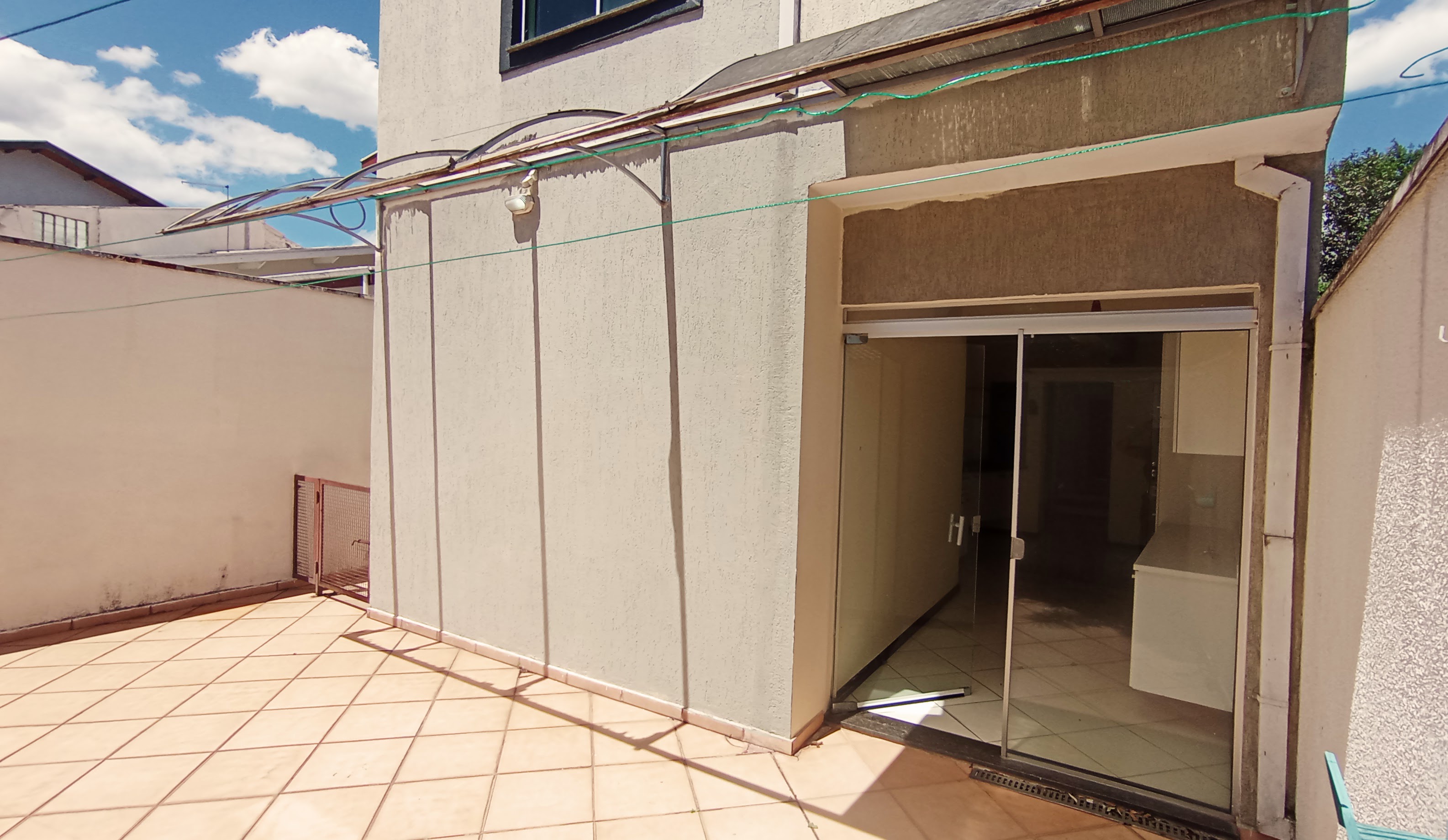 Casa para venda e locação com 3 dormitórios no Condomínio Vale dos Príncipes em Taubaté/SP.