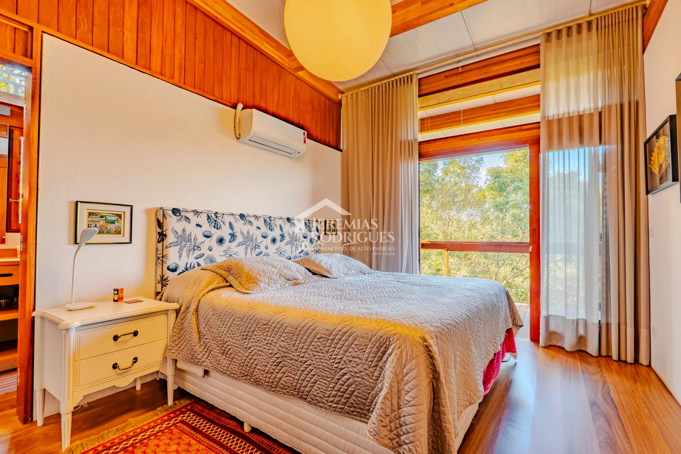 Mansão à venda com 4 suítes no Condomínio Parque da Mantiqueira em Santo Antônio do Pinhal/SP.