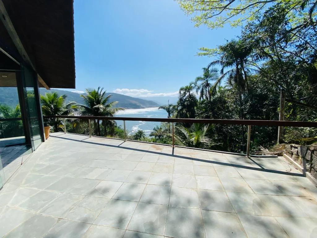 Casa à venda com 5 dormitórios no Condomínio Ponta das Toninhas em Ubatuba/SP. 