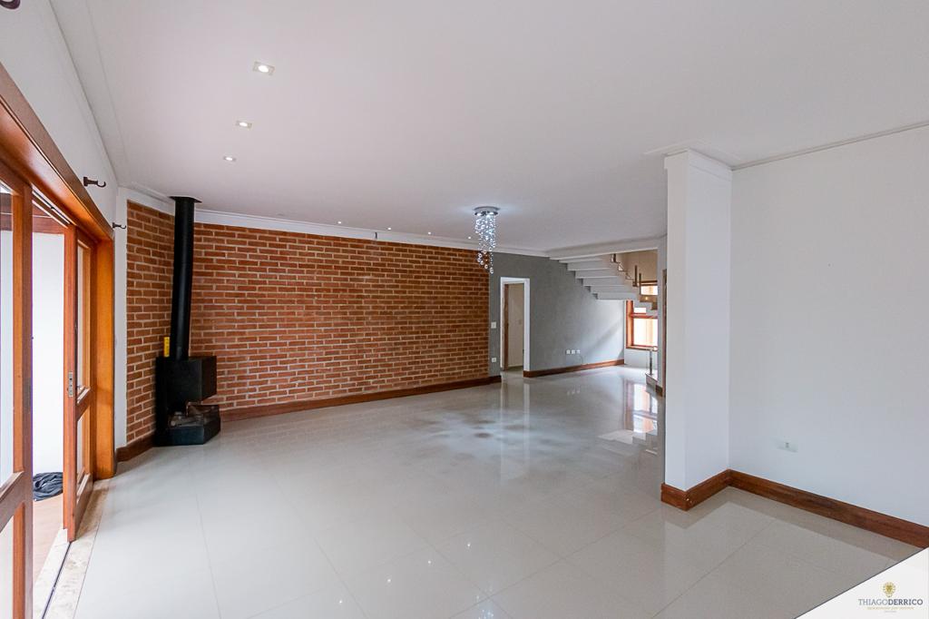 Casa para venda e locação com 4 dormitórios no Condomínio Colonial Village I em Pindamonhangaba/SP.