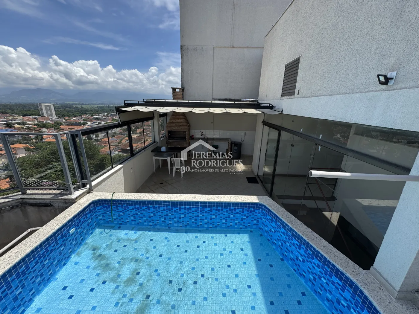 Apartamento à venda com 3 suítes, 276 m² no Edifício Vienna em Pindamonhangaba/SP.