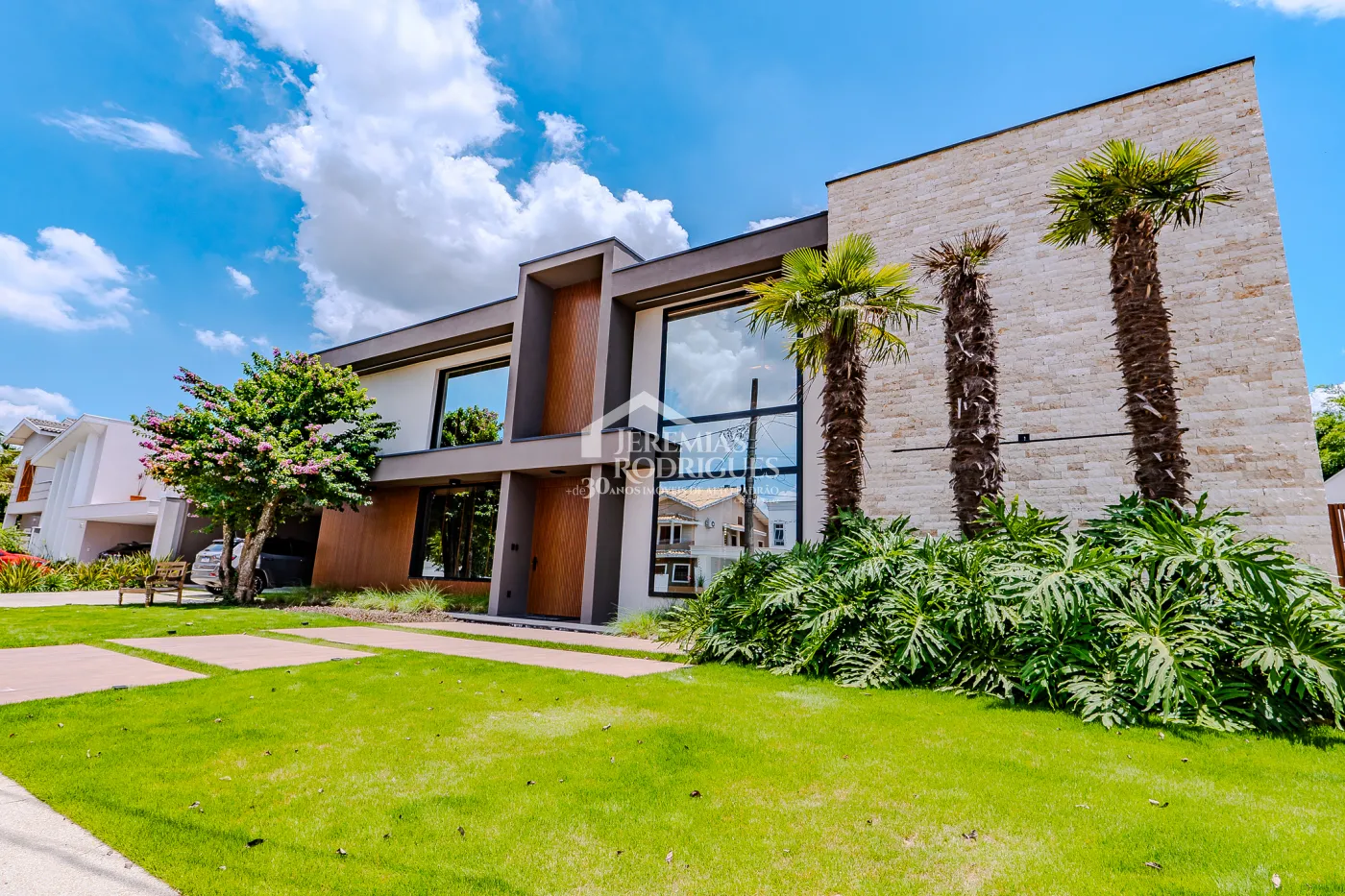 Casa à venda com 4 suítes no Condomínio Taubaté Village em Taubaté/SP.