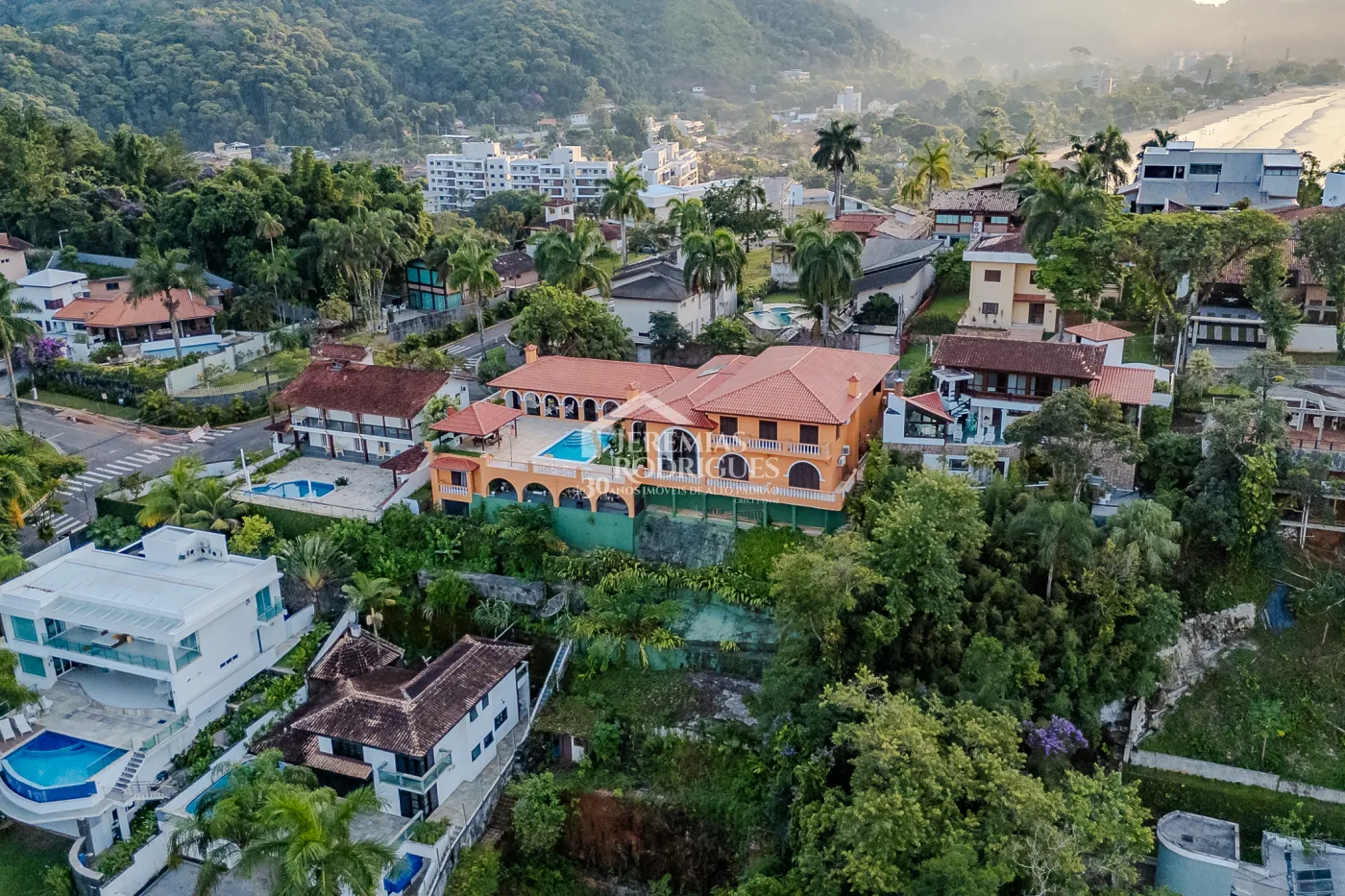 Mansão à venda com 7suítes no Condomínio Santa Rita em Ubatuba/SP.