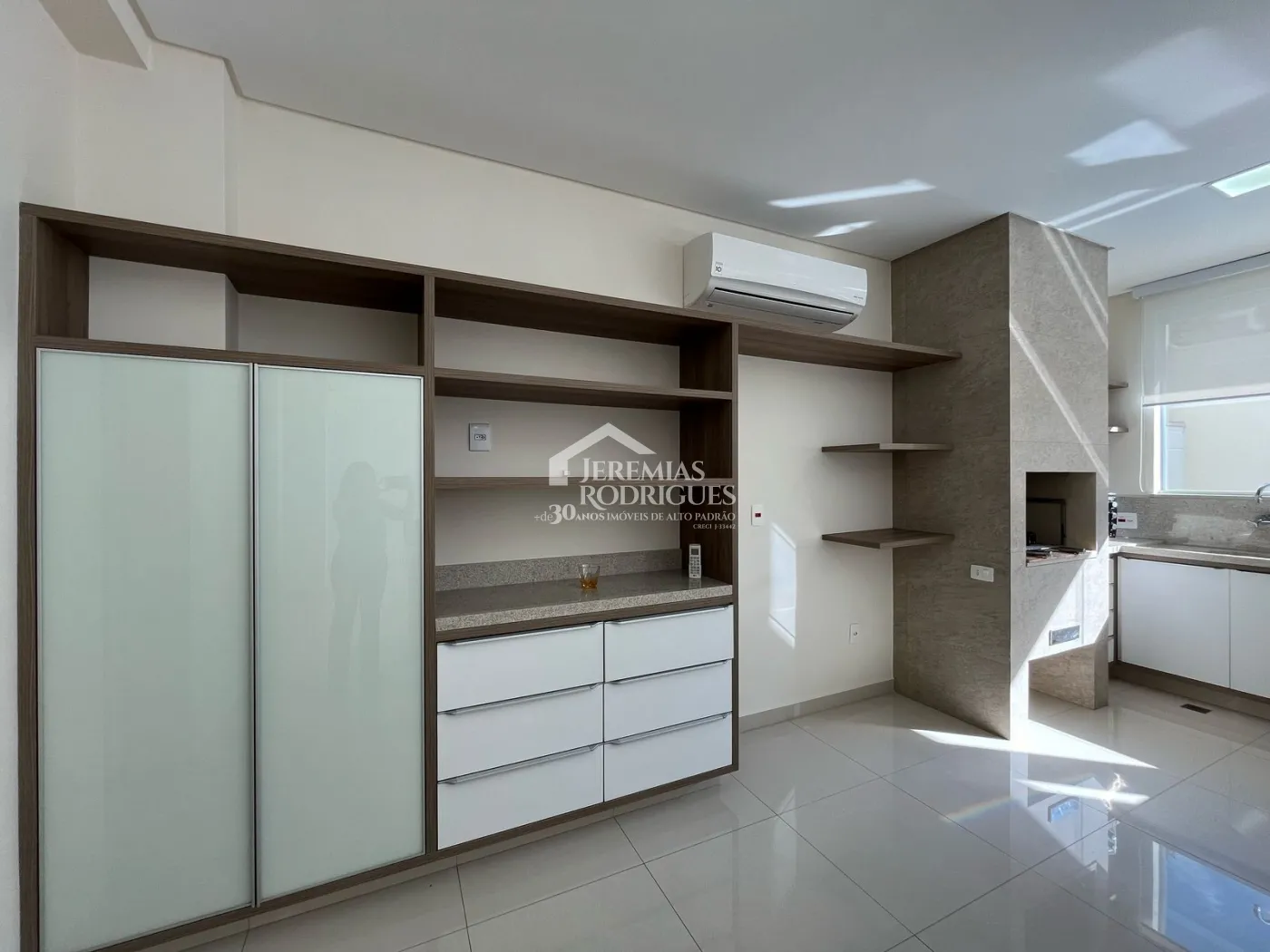 Casa à venda com 4 suítes no Condomínio Taubaté Village em Taubaté/SP.