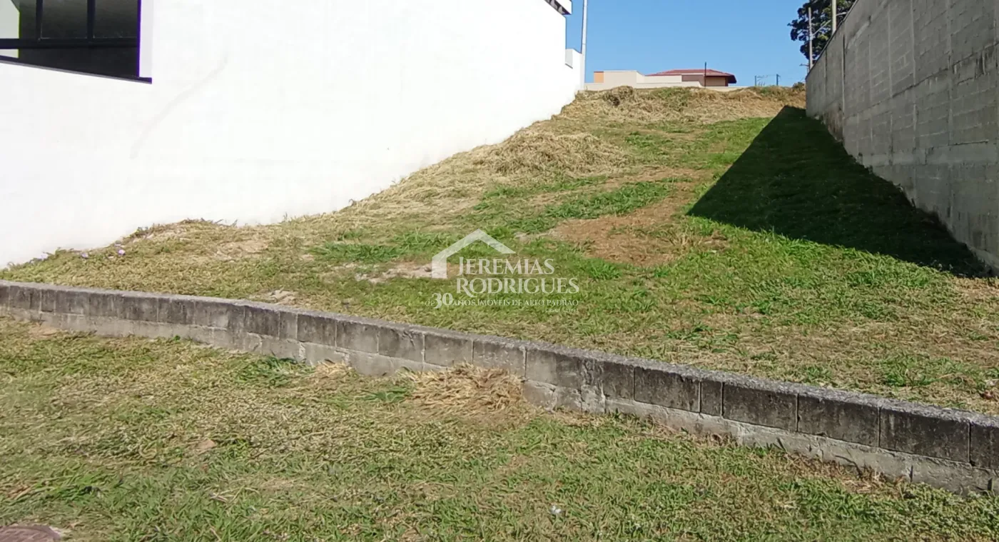 Terreno à venda com 332 m² no Condomínio Parque das Araucárias, em Tremembé/SP.
