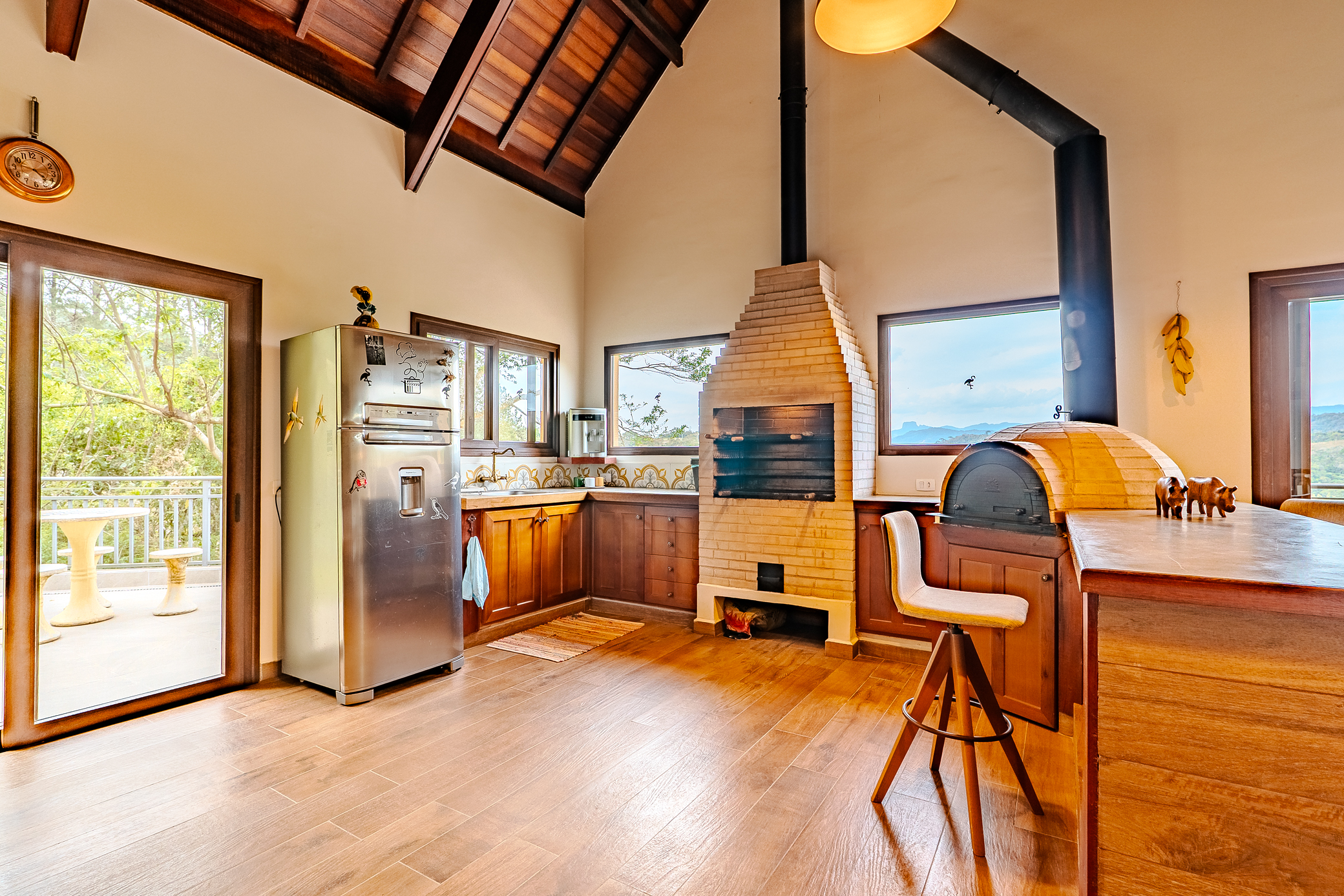 Casa à venda com com 5 suítes no Condomínio Country Club em Santo Antônio do Pinhal/SP. 