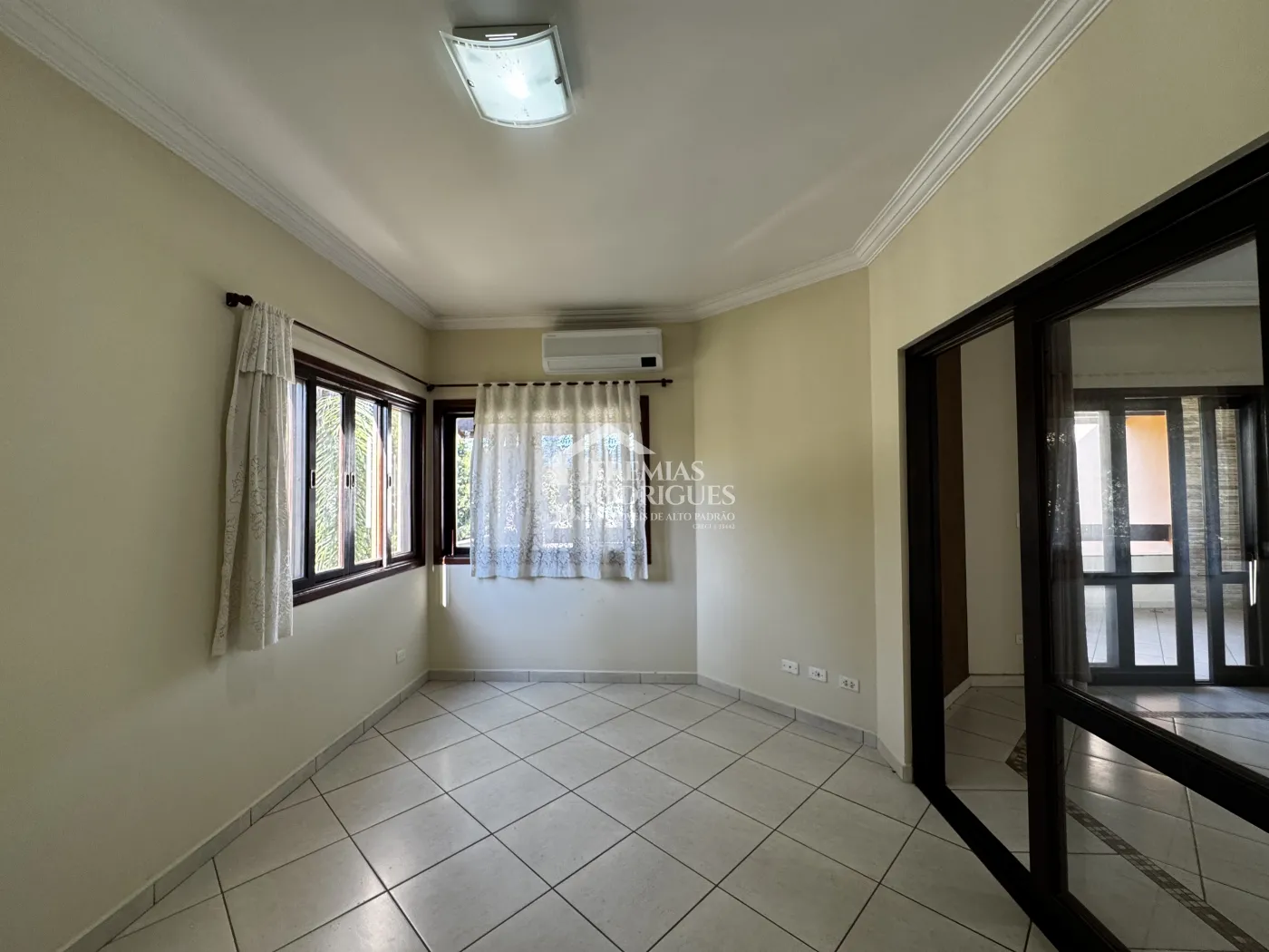 Casa para venda e locação com 4 dormitórios no Condomínio Colonial Village I em Pindamonhangaba/SP