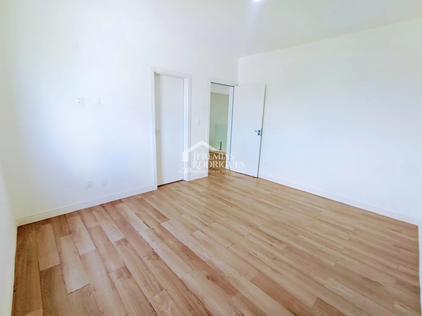 Casa assobradada à venda com 3 suítes no Condomínio Cyrela Landscape em Taubaté/SP.