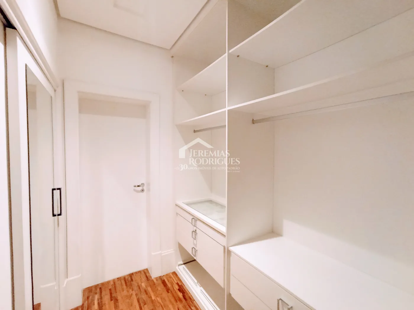 Casa para venda e locação com 4 suítes no Condomínio Taubaté Village em Taubaté/SP.