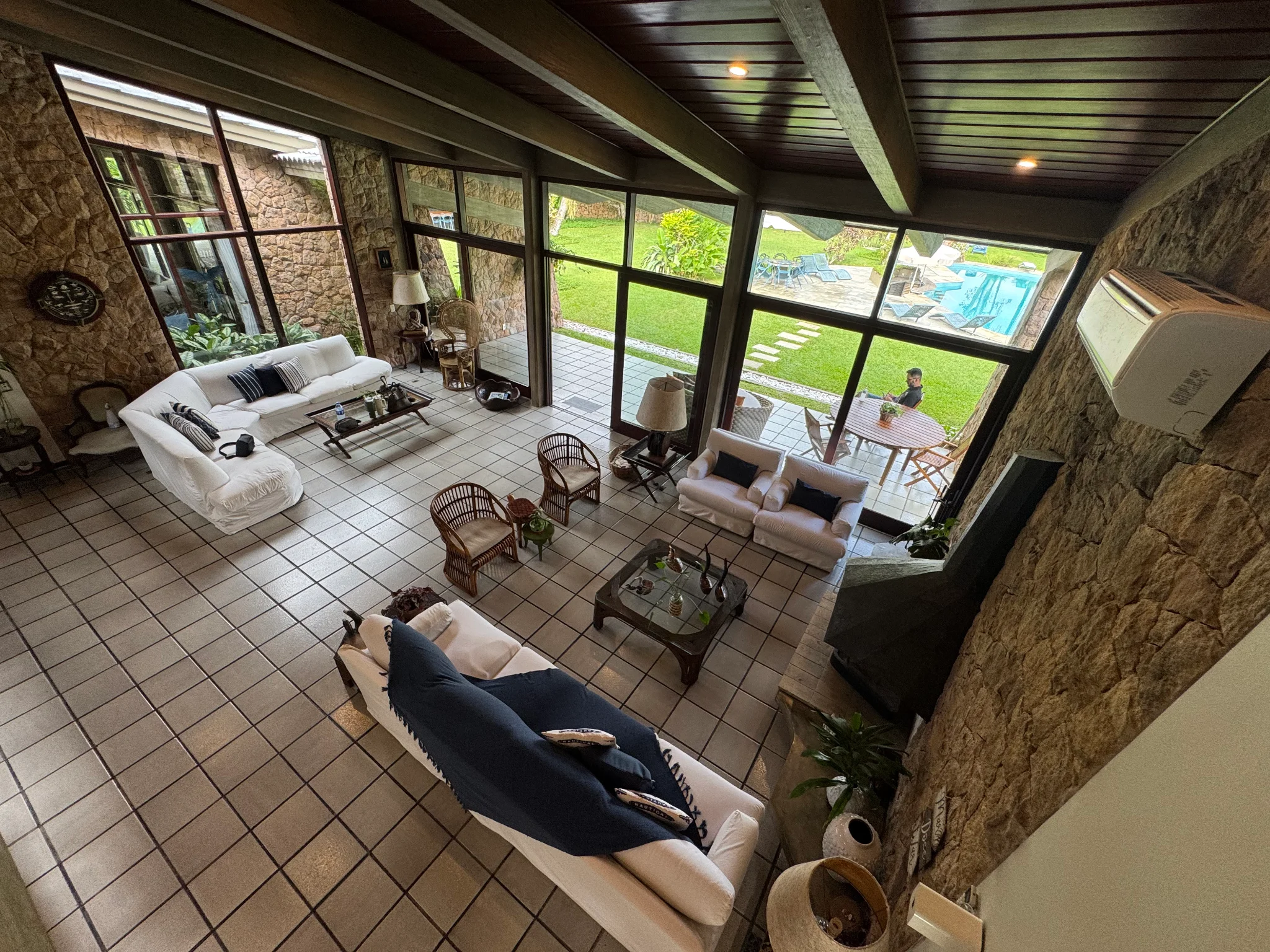 Casa á venda com 5 suítes, pé na areia no Condomínio Domingas Dias em Ubatuba/SP.