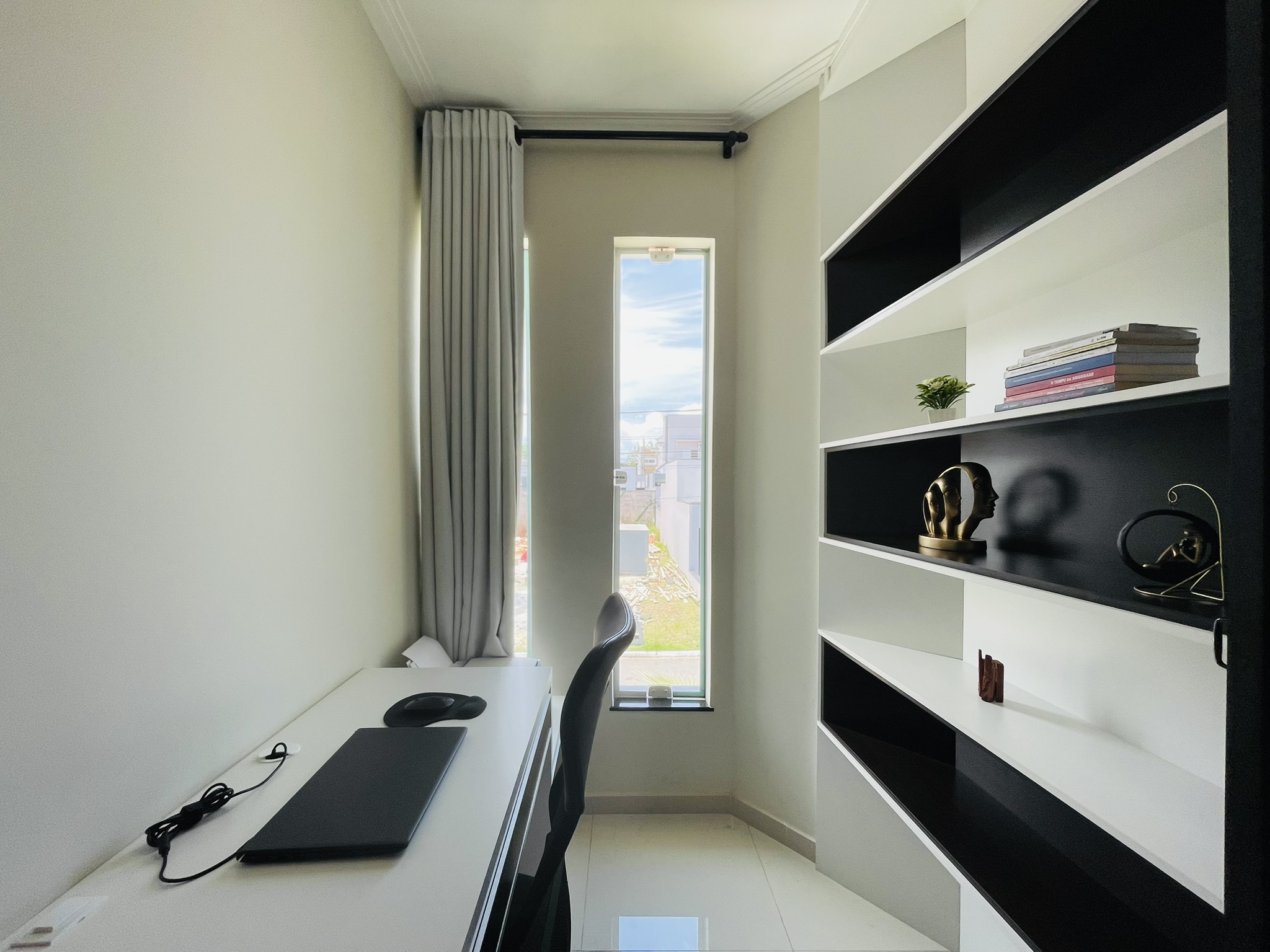 Casa à venda com 3 dormitórios no Condomínio Moema Ville em Pindamonhangaba/SP.