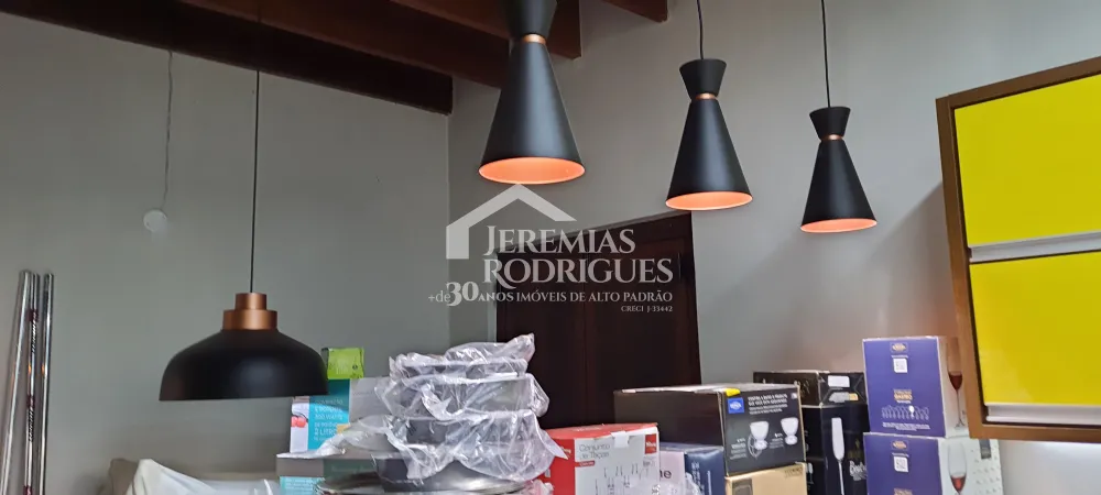 A Imobiliária Jeremias Rodrigues Imóveis de Alto Padrão disponibiliza para venda e locação essa casa no Condomínio Chácaras Cataguá em Taubaté/SP.