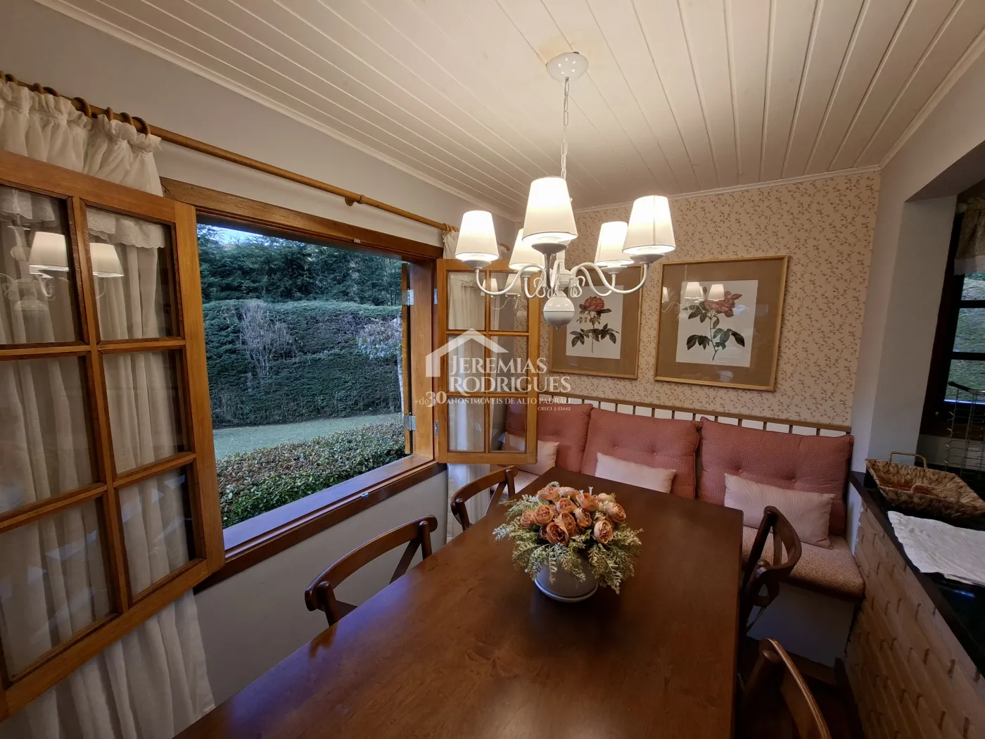 Casa à venda com 2 dormitórios no Condomínio Petiti Village em Campos do Jordão/SP.