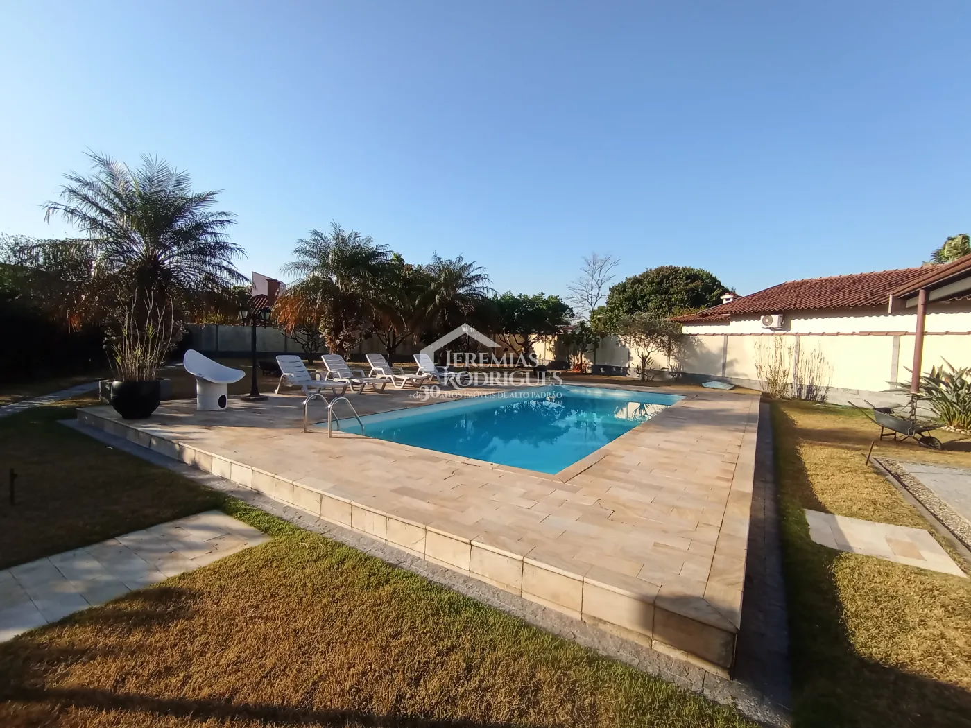 Casa à venda com 4 dormitórios no Condomínio Village Paineiras em Pindamonhangaba/SP.