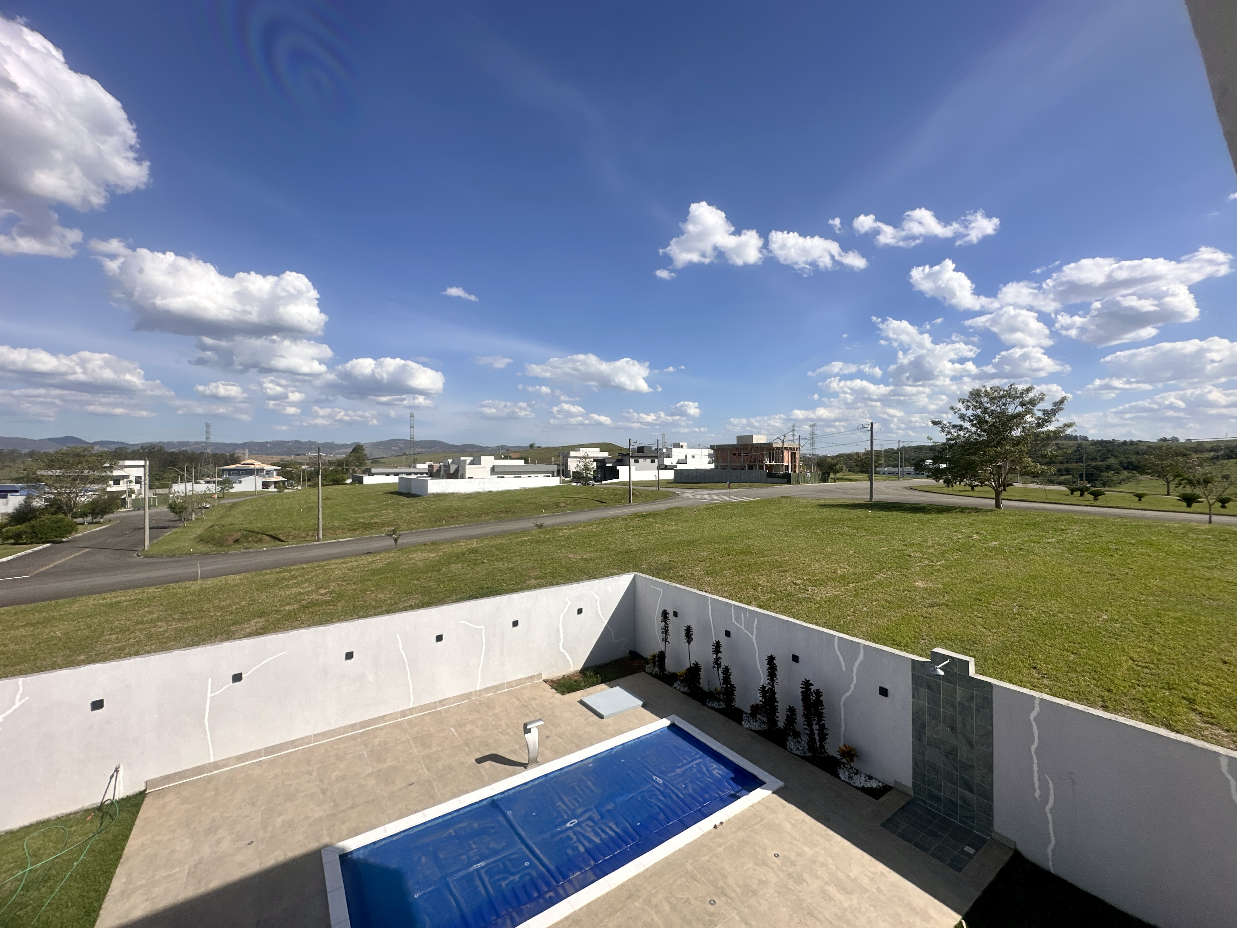 Casa à venda com 4 dormitórios no Condomínio Bella Vitta em Caçapava/SP.