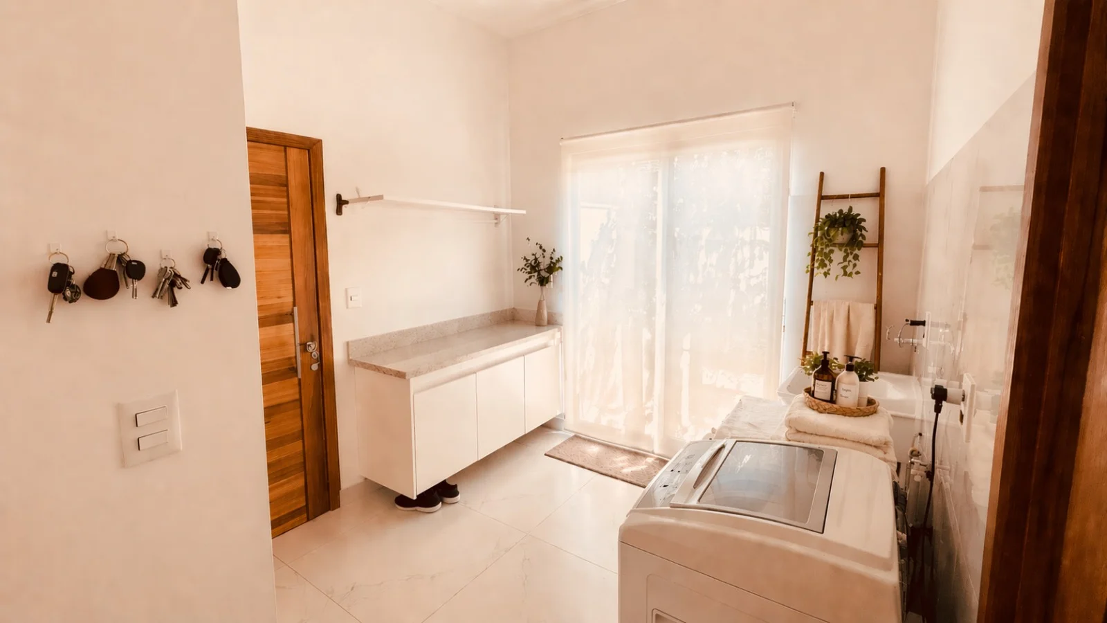 Casa à venda com 3 suítes no Condomínio Village Paineiras em Pindamonhangaba/SP.