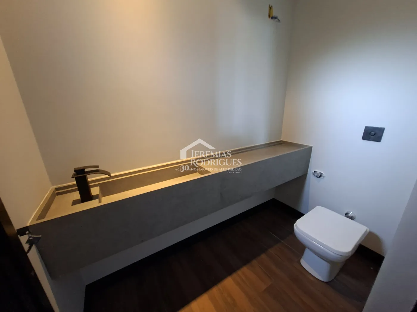 Casa à venda com 4 dormitórios, no Condomínio Parque da Mantiqueira em Santo Antônio do Pinhal/SP.