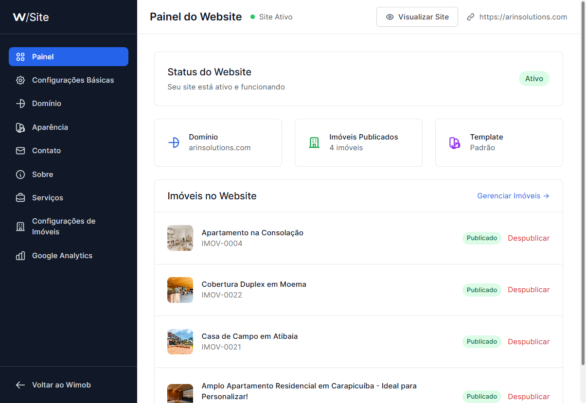 Área Site com menu escuro à esquerda (Painel, Configurações Básicas, Domínio, etc.) e painel claro à direita com status do website e lista de imóveis publicados.