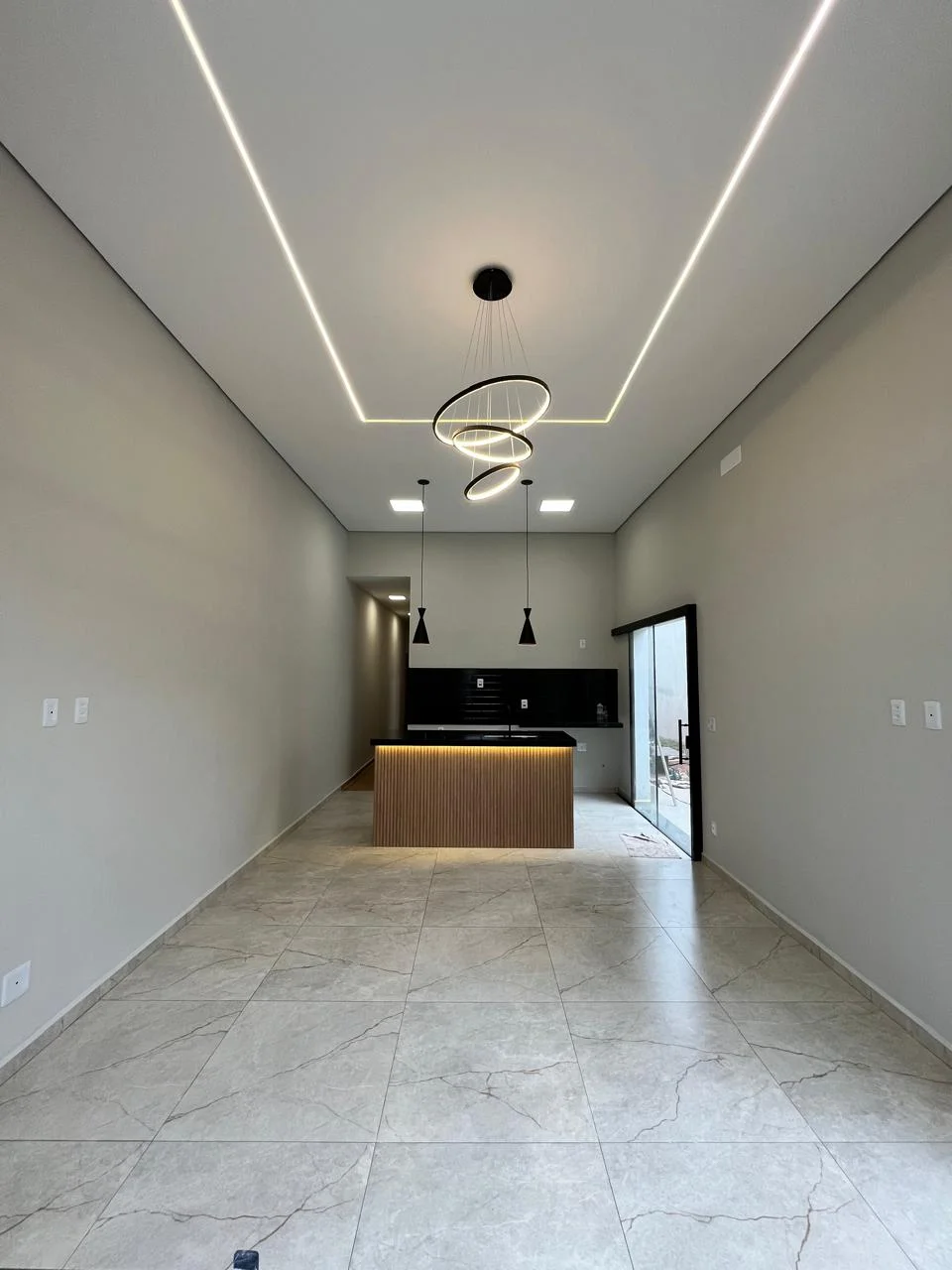 Fachada de casa moderna em condomínio fechado residencial em Pindamonhangaba Vale do Paraíba.